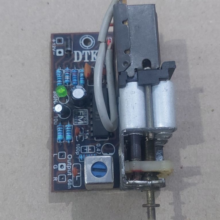 tuner fm merek dtk bekas masih normal baranh masih bagus