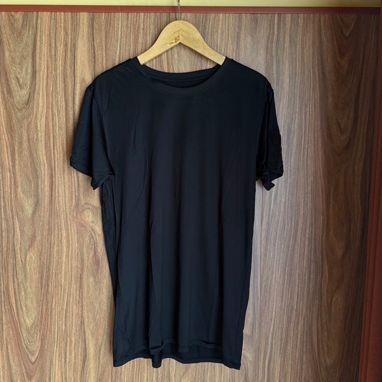 Baju Kaos Uniqlo Airism Bahan Adem Licin Lembut Hitam Pekat Second