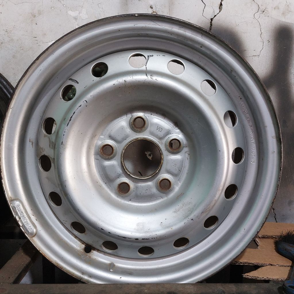 Velg Kaleng Second Ring 15 PCD 5x114.3 Warna Silver Bekas Copotan