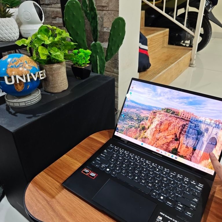 Laptop Asus Zenbook 14 OLED Touchscreen Ryzen 7 8840HS