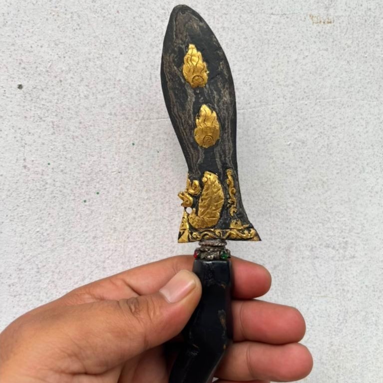 Bethok naga gumelar kinatah  sepuh emas