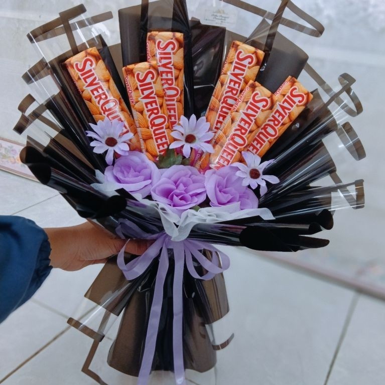 Buket Coklat Silverqueen Premium Tile Salju Custom Karakter 55gr 5 Piece Instan