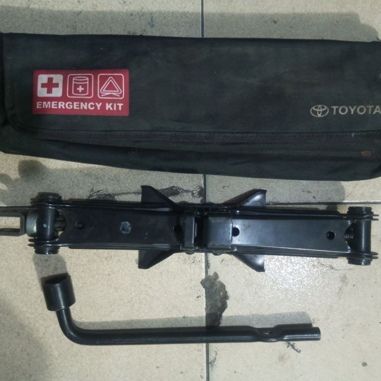 Toolkit Set - Emergency Kit Original Toyota Asli Dari Mobil