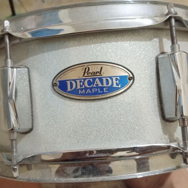 Drum Tenor Pearl Decade Maple warna perak untuk drum set