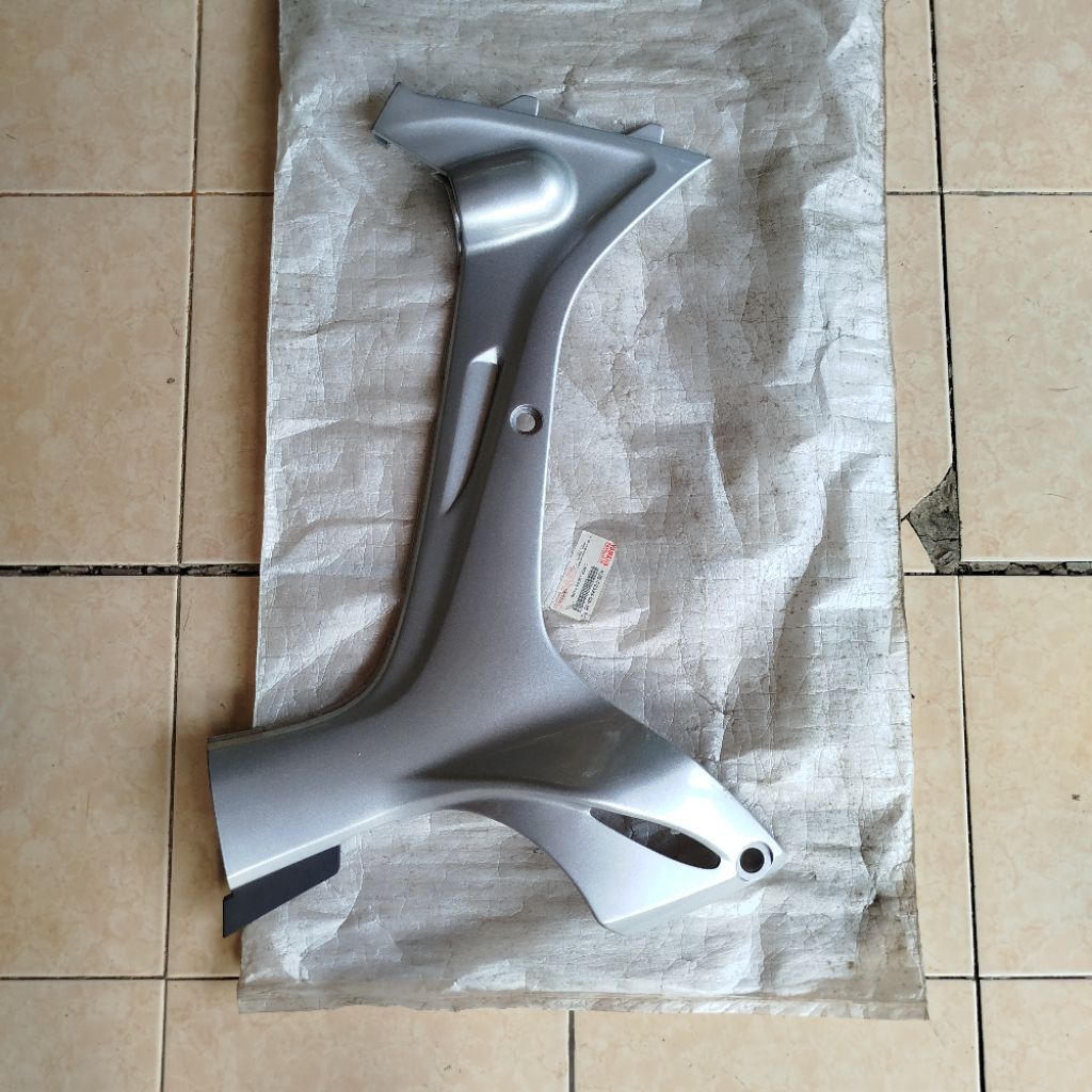 Sayap Dalam Kanan Yamaha FIZR F1ZR Silver LGM3 Original YGP 4US-F8395-00