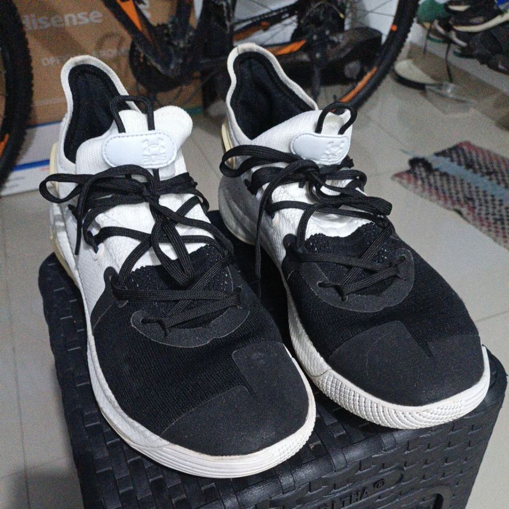 Sepatu Basket Under Armour Stephen Curry 6 Size 43 insole 27, 5 cm made in Vietnam (ori)