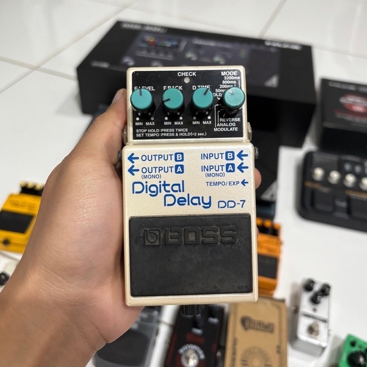 Boss digital delay DD-7 efek gitar delay pedal board