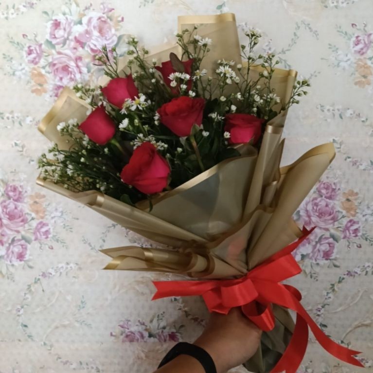 Buket Bunga segar mawar merah kertas gold/coklat