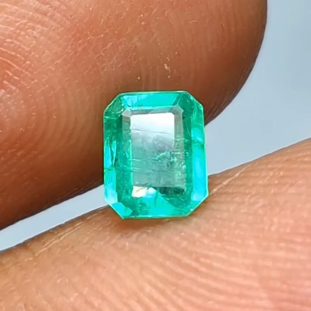 Natural Emerald Colombia CE Minor Green Kristal Belum Memo