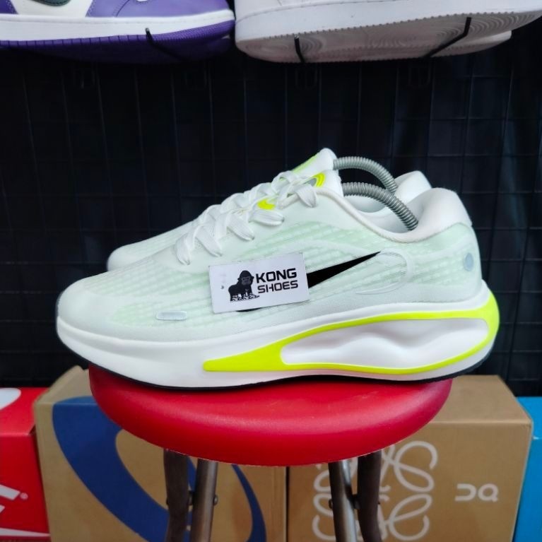 SEPATU RUNNING WHITE BARELY VOLT 43