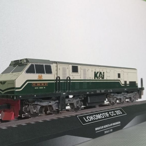 papercraft miniatur lokomotif cc203 livery vintage