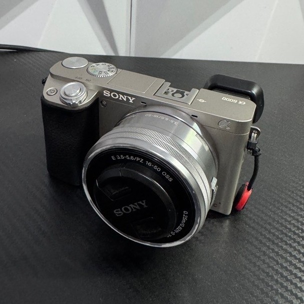 SONY A6000 LIKE NEW