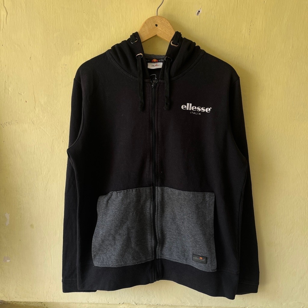 Hoodie Zip Ellesse Italia pria hitam dengan kantong abu-abu lengan panjang kasual