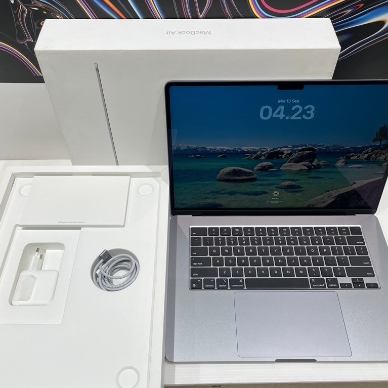 Second Macbook Air M2 15 inch 8/256GB Garansi iBox Panjang
