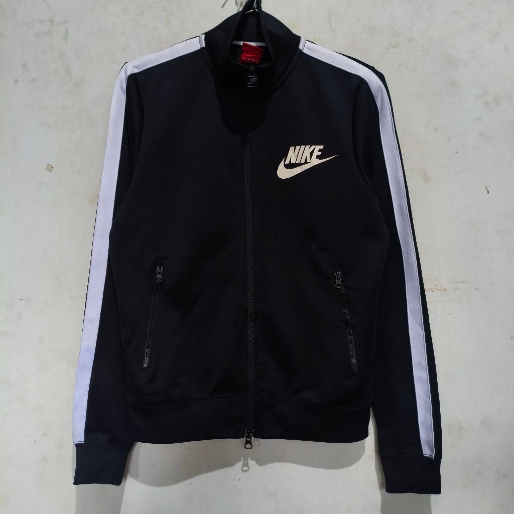 tracktop nike hitam putih
