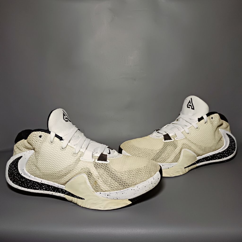 sepatu basket second NIK zoom freak 1 Oreo . size 41 insol 26 cm