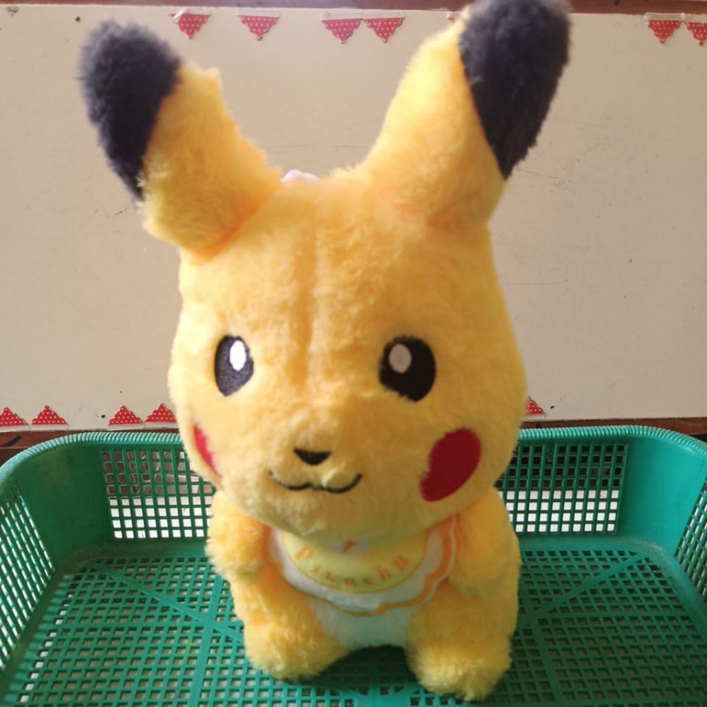 Boneka bulu karakter Pikachu kuning duduk tempel kaca mainan hiasan lucu PL boneka