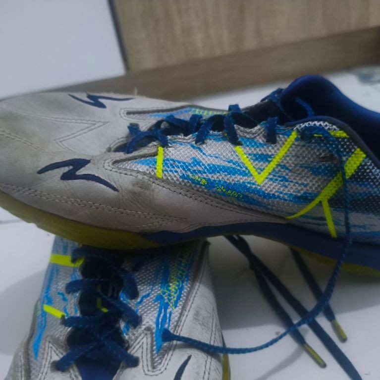Sepatu futsal SPECS Marc Klok Size 41 Bekas