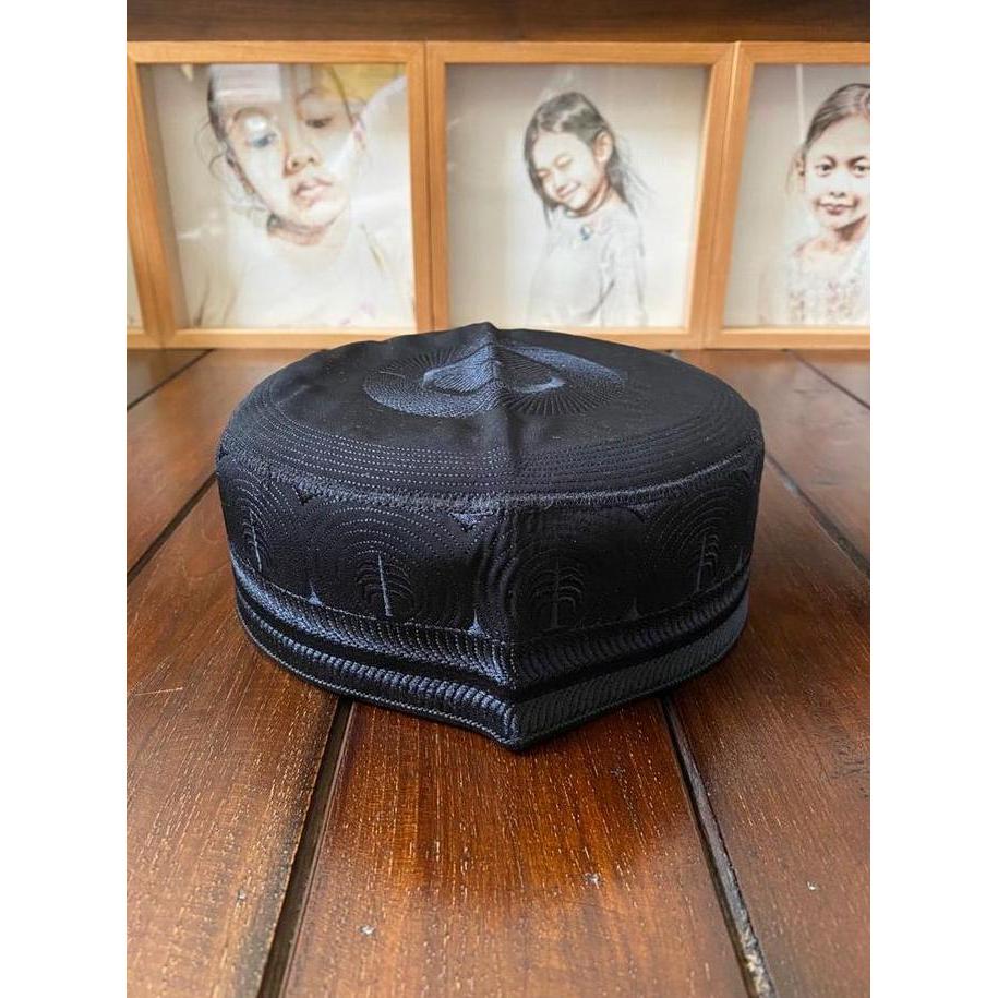Produk pilihan Peci Kopiah Madinah Bugis Hitam Motif Pohon Kurma Ukuran 5 - 10 Terimakasih