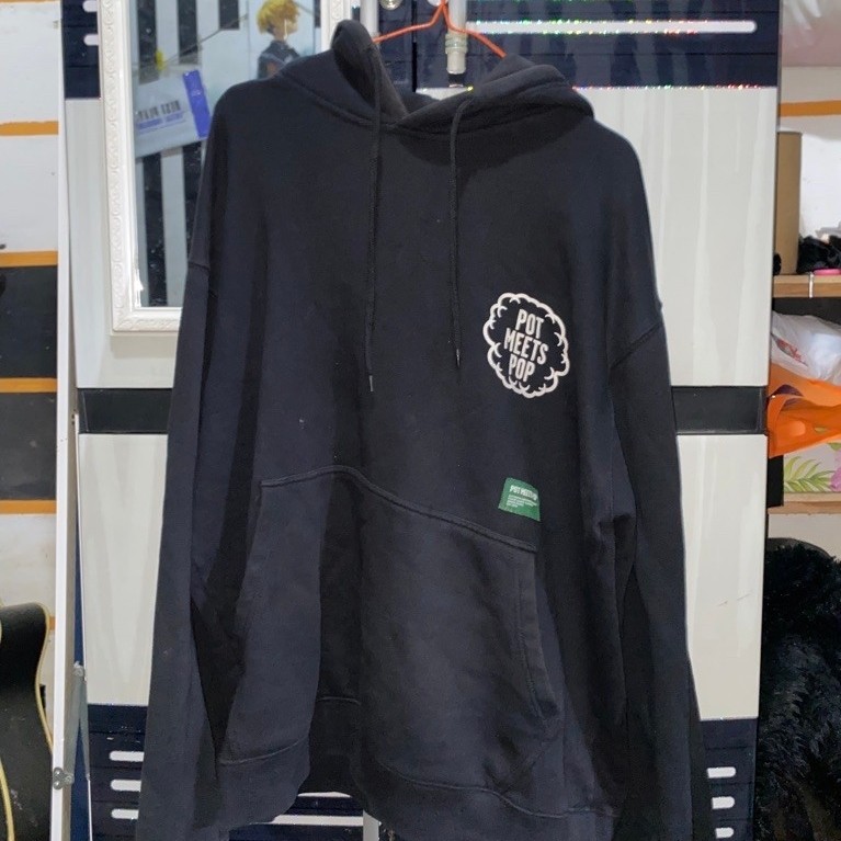 Hoodie hitam POT MEETS POP