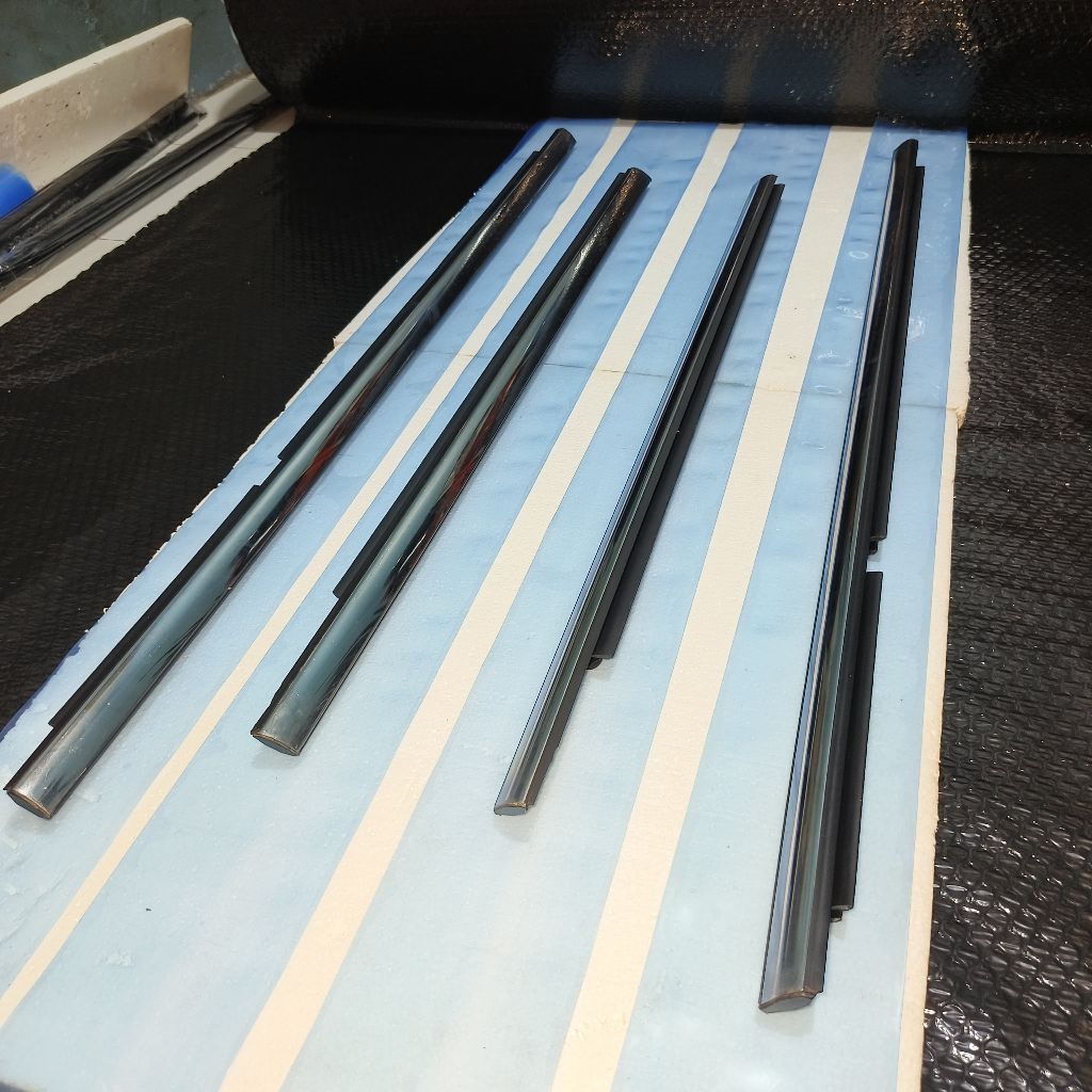 pelipit kaca APV chrome PNP