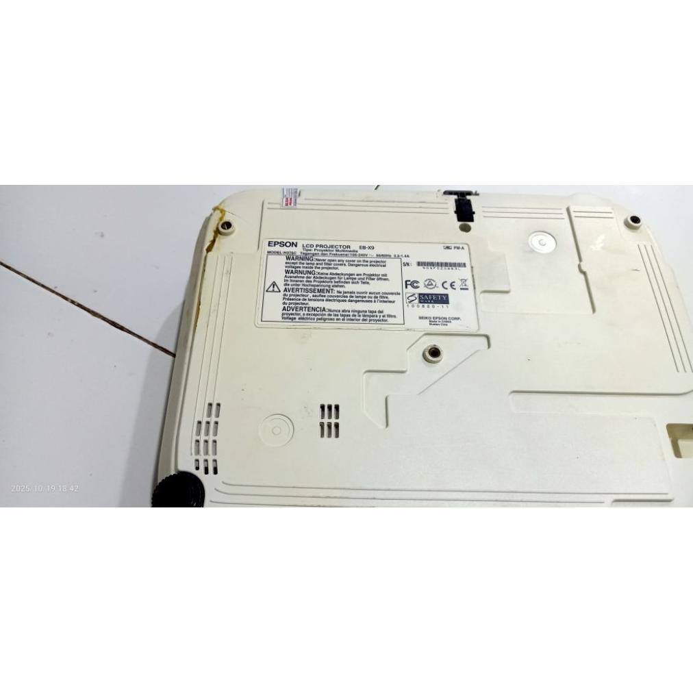 proyektor epson eb- x9 minus lampu redup dan body kurang bagus ada retak pecah Proyektor