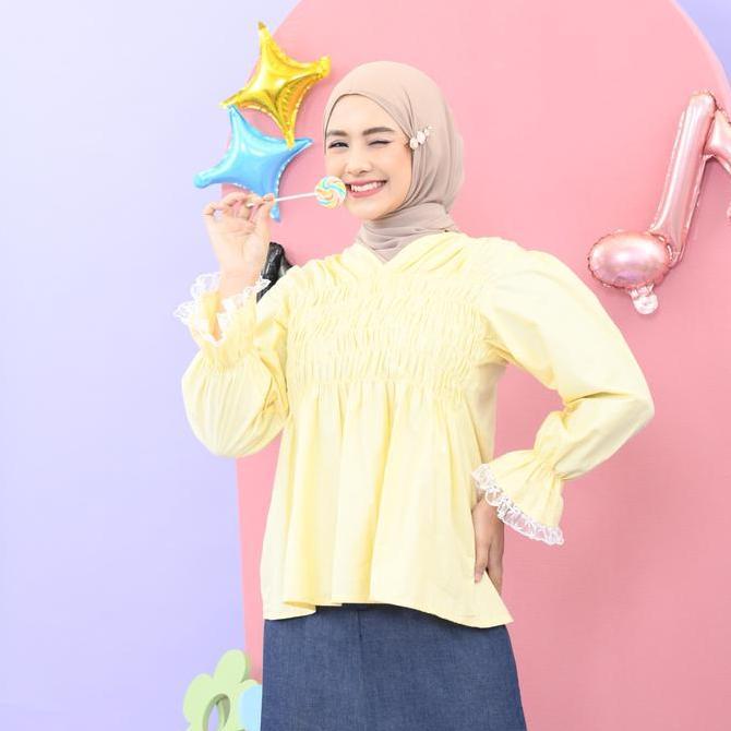 Mybamus Alaya Rubber Blouse Poplin Atasan Kerut Dada Renda Lengan Panjang Gingham Kotak Soft Yellow 