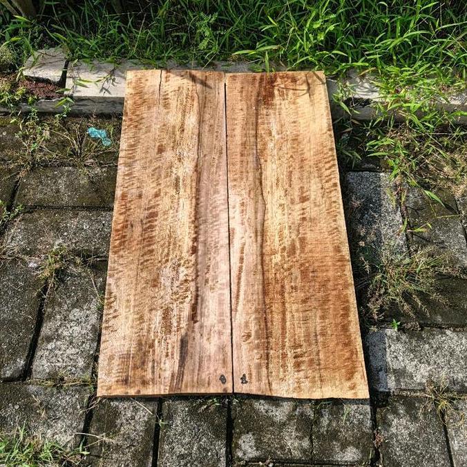 Kayu Curly Mango Bookmatch Material Top Body Gitar / Bass Not Flame Maple