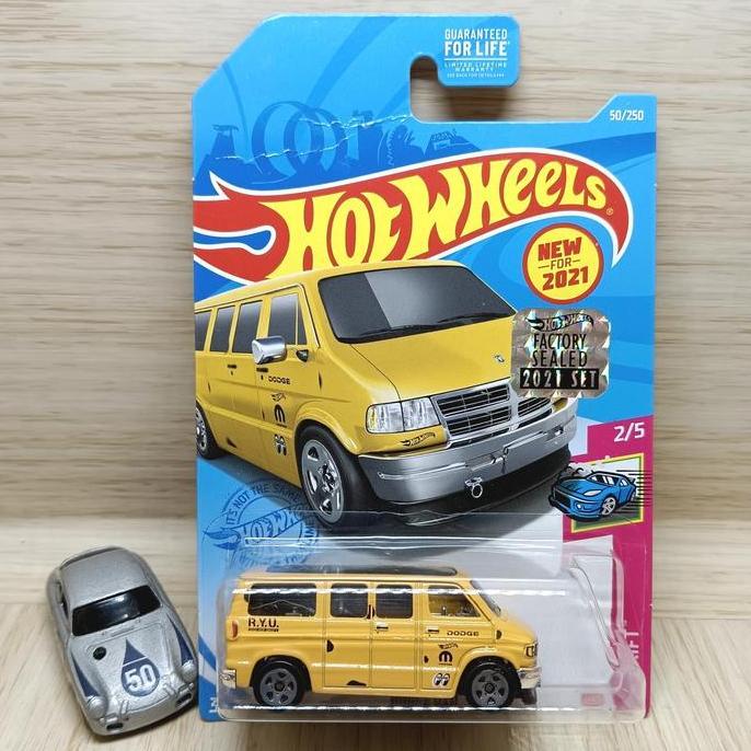 hot wheels dooge van kuning mooneyes