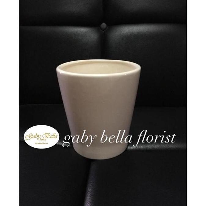 Pot keramik. (3) Vas keramik. Vas keramik putih. Pot bunga putih. Pot