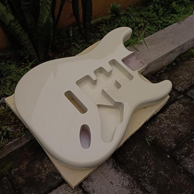 Body Gitar Fender Squier Stratocaster Vintage White