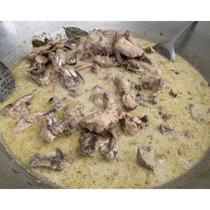 Opor ayam 1 ekor (8 porsi)