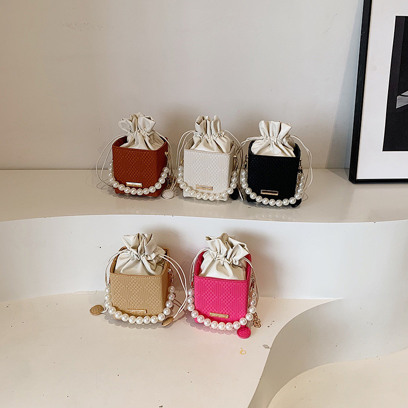 Gaya asing cantik wanita cantik manik-manik tas tas serut jenis kotak serut tas persegi kecil