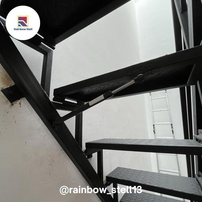 Tangga lipat dinding besi minimalis