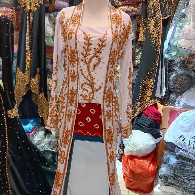 kebaya bludru putih bonita