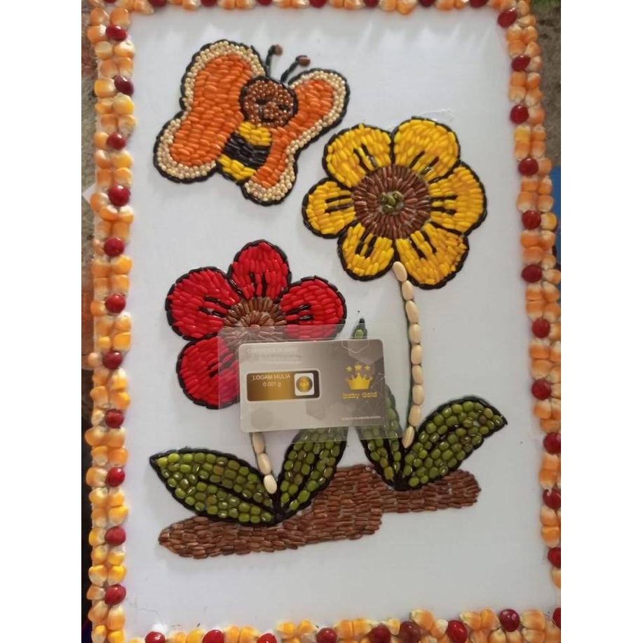 Kolase Biji Bijian Bunga dan Kupu-Kupu