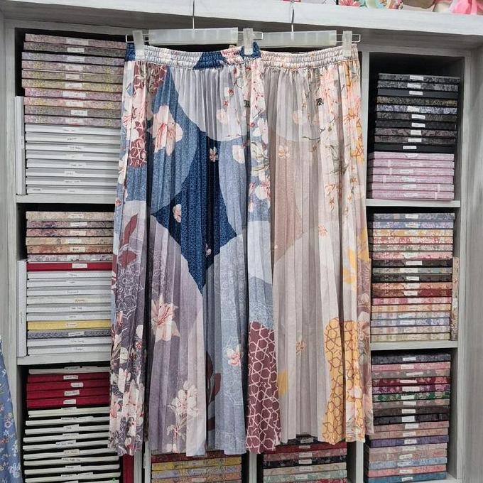 RANIA ROK plisket motif promo