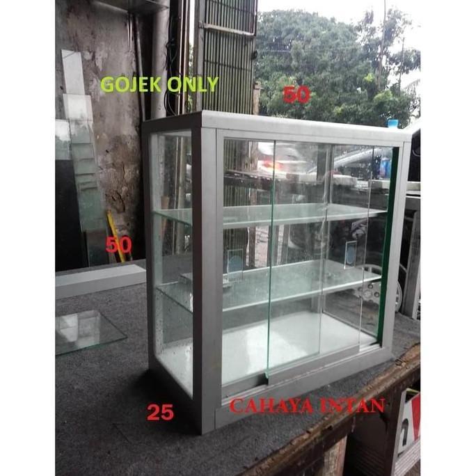 Etalase kaca ayam goreng, kentang goreng, warung makanan