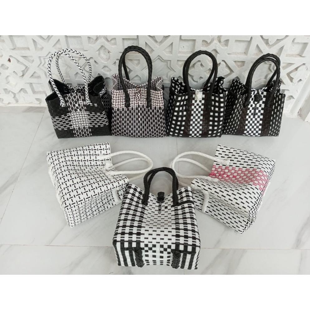 Readyy Tas Jali Jali / Totebag / Tas Anyaman / Tas Anyaman Plastik Hitam Kombinasi (Size M)