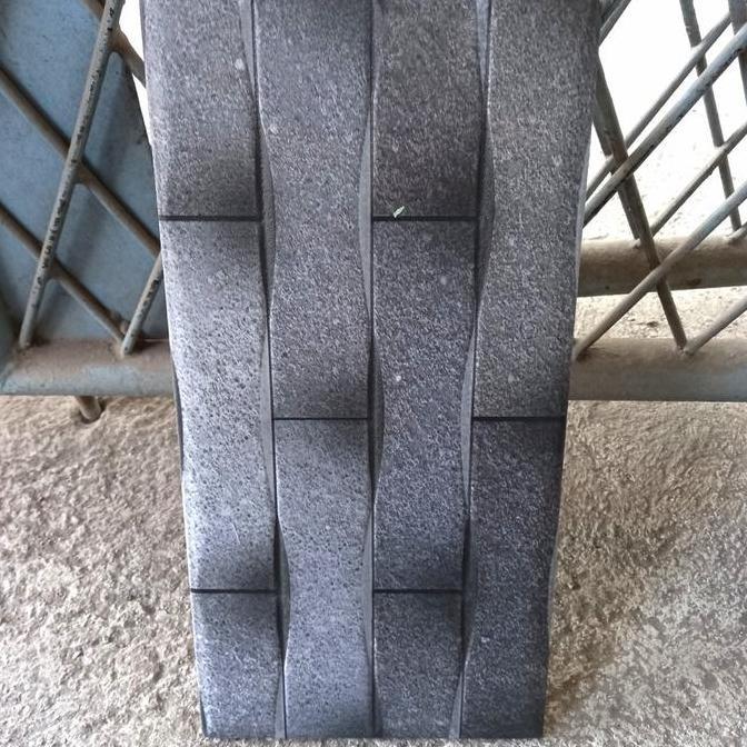 KERAMIK DINDING 20X40 KASAR MATT TIMBUL 3D BATU ALAM - COKELAT DAN ABU murah