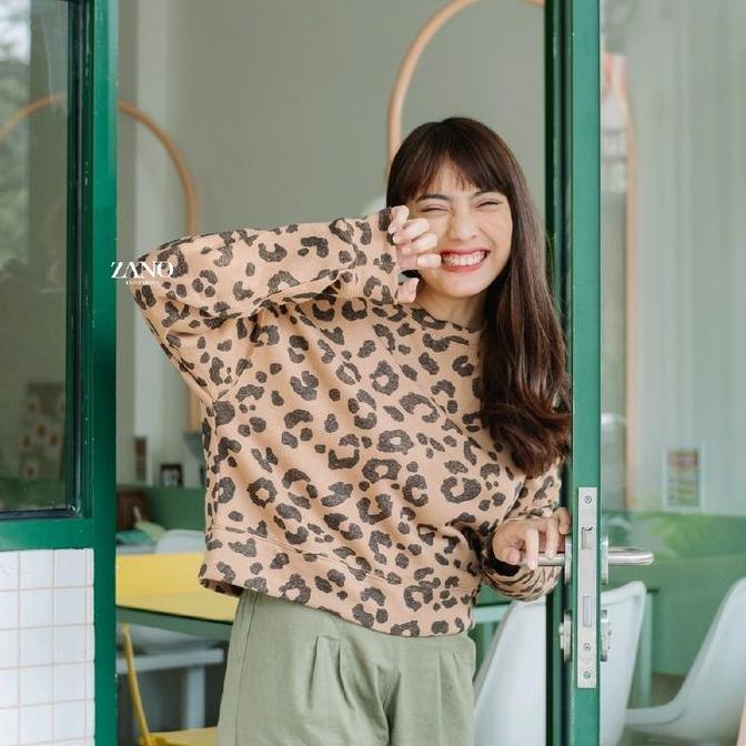 Momi- Zano Basics Sweater Crop Leopard Atasan Wanita