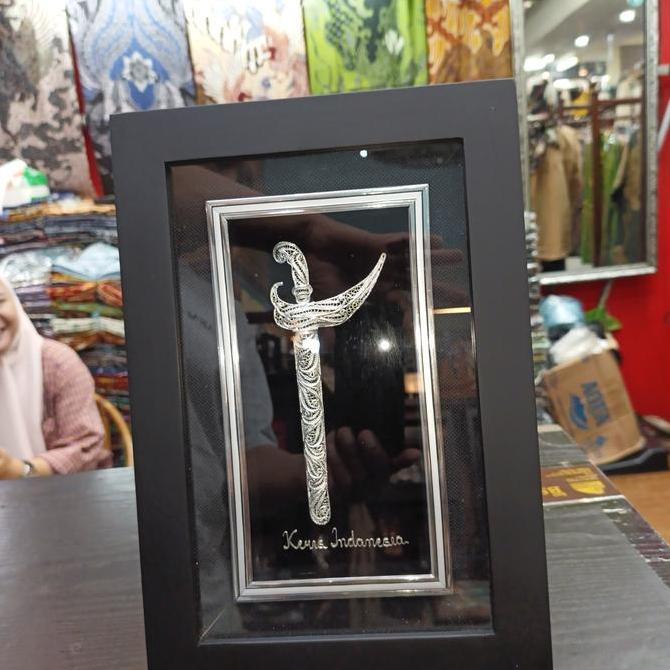 devimastore - plakat souvenir pajangan hiasan dinding miniatur keris.
