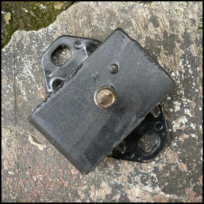 DISKON INSULATOR ENGINE MOUNTING FRONT PANGKON DUDUKAN MESIN DEPAN TOYOPET RT40 CORONA RT81 HIACE BE