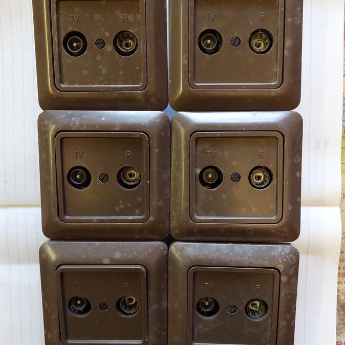 Grosir Berker Socket Outlet Stop Kontak Tv Dan Radio Coklat..Stock/Type Lama