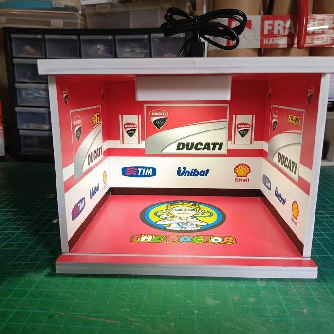 DIORAMA GARASI/PADDOCK Diecast 1/18 DUCATI 46 VALENTINO ROSSI (Kertas)