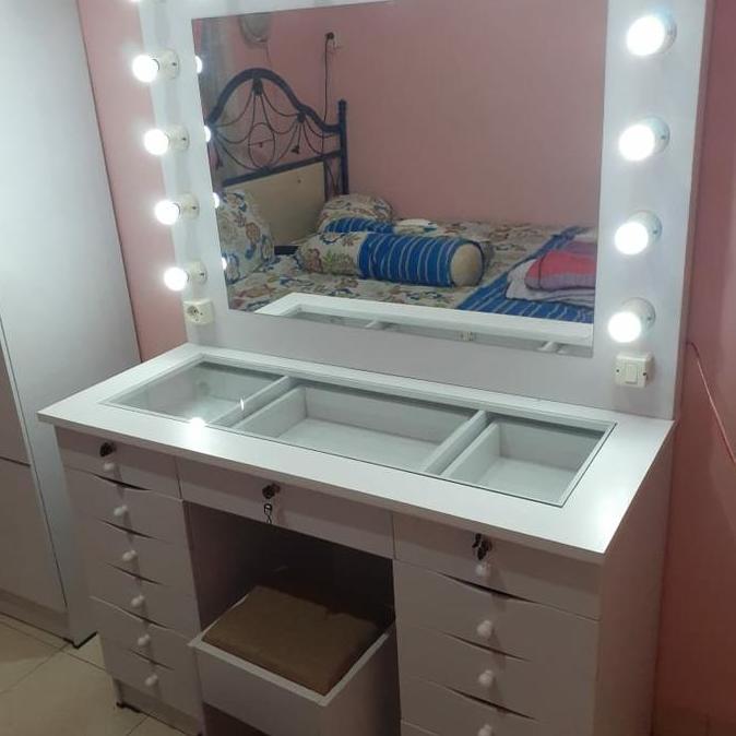 Tolet meja rias lampu artis