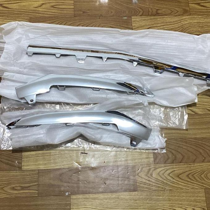 1 set (3 pcs)  Front Diffuser Lips Model Standar Bumper DEPAN mercy w212 Facelift (oem)