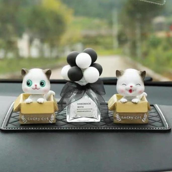 pajangan kucing mobil hiasan boneka kucing balon parfume KUCING KARDUS  pajangan mobil luckey cat cu