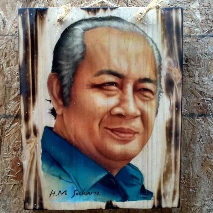 LUKISAN KAYU BPK SOEHARTO HIASAN DINDING VINTAGE RUANG TAMU KANTOR