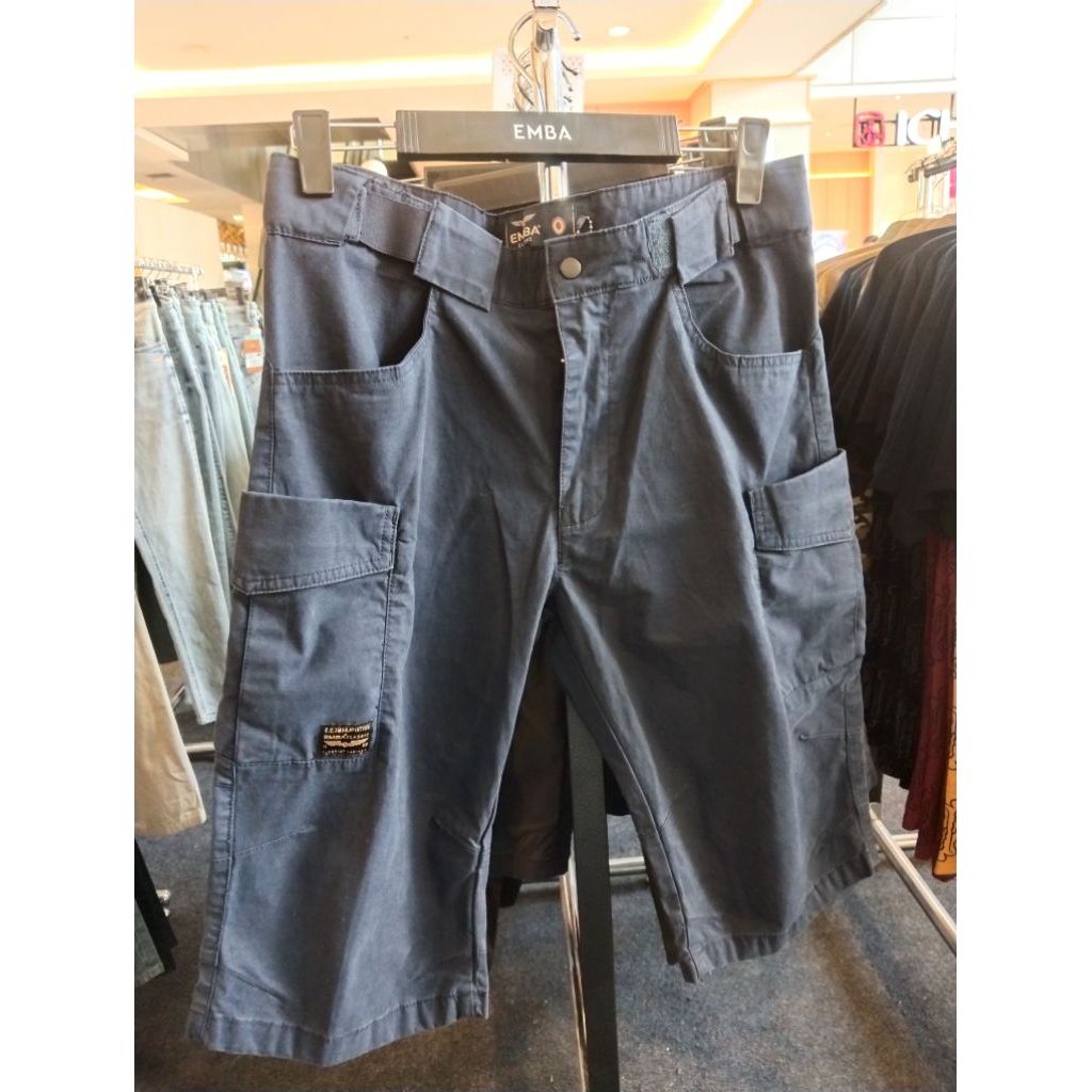 celana pendek emba